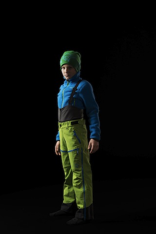 Kinderkleidung im Winter: Ganz schön grün! Mit den Lofoten Pants ist Wintersport eine heiße Sache.  Foto (c) Norrøna 